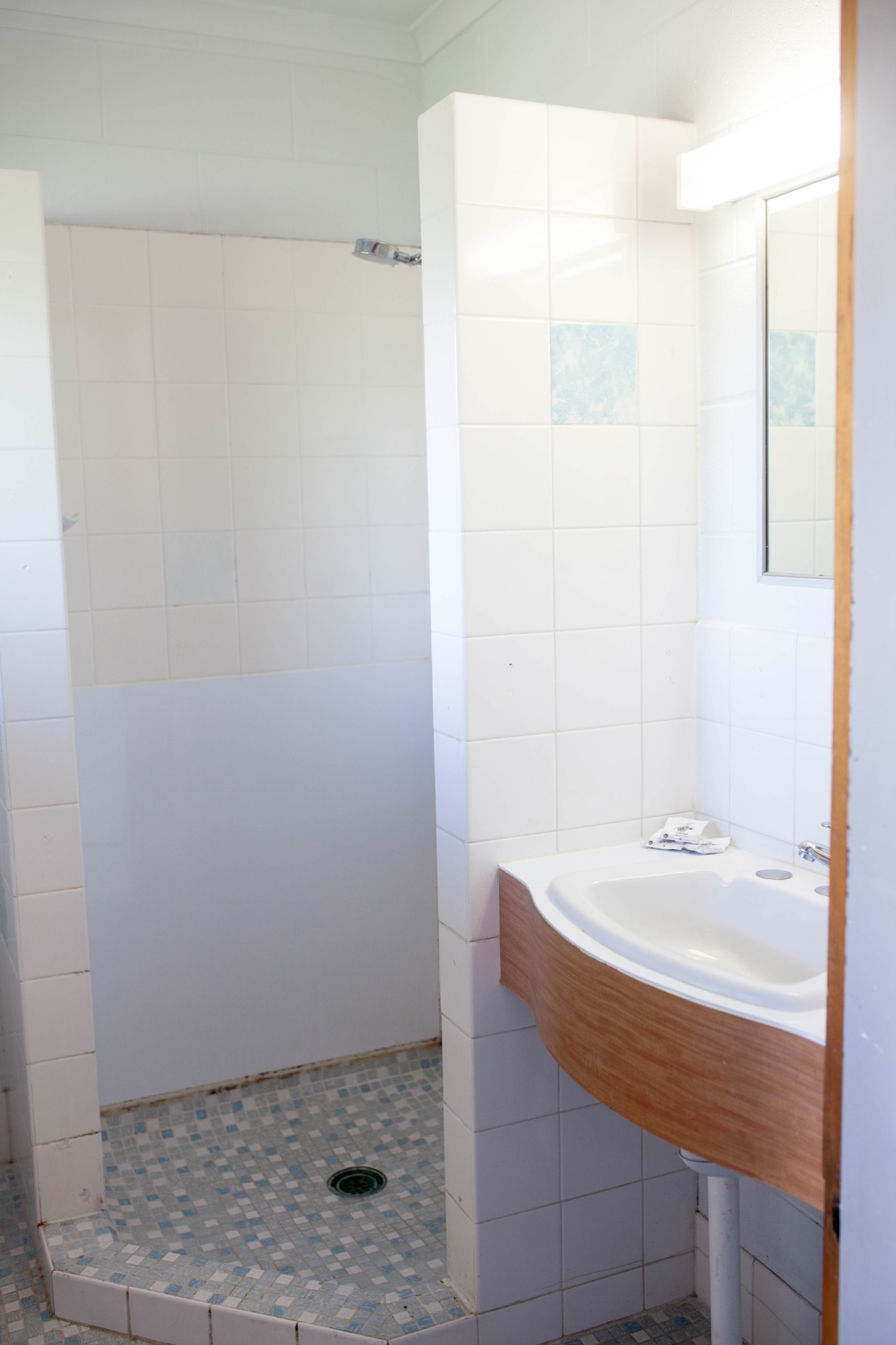 Ensuite shower at Cairns City Motel