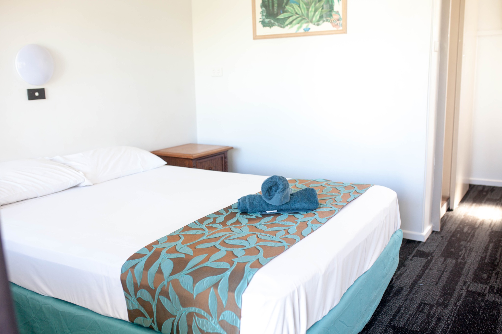 Queen ensuite room at Cairns City Motel